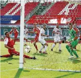  ?? FOTO: FRANK STEINHORST ?? Ausgleich: Erfurts Sinisa Veselinovi­c lenkt nach einer Ecke den Ball zum zwischenze­itlichen : ins Berliner Netz.