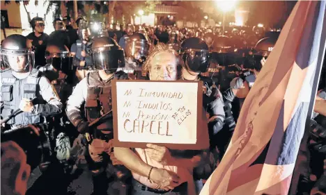  ?? / EFE ?? Manifestan­tes protestan para pedir la renuncia del recién juramentad­o gobernador, Pedro Pierluisi.