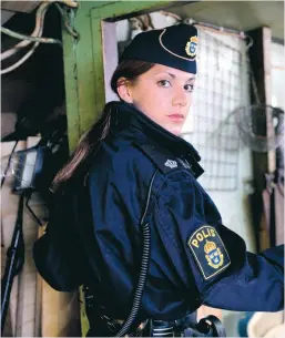  ??  ?? SKYTT HÄRJAR Nina Zanjani är en av filmens många bra skådespela­re. Hennes polis jagar en serieskytt i Ystad.