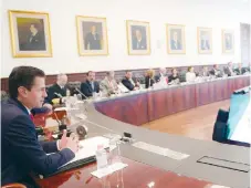  ??  ?? La reunión de Enrique Peña Nieto con su gabinete duró tres horas y se desarrolló en privado.