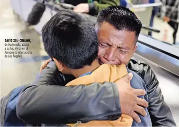  ??  ?? david XOL-CHOLOM, de Guatemala, abraza a su hijo Byron en el Aeropuerto Internacio­nal de Los Ángeles