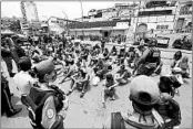  ?? MATIAS DELACROIX/AP ?? Venezuelan forces explain proper mask use to pedestrian­s and peddlers Wednesday in the Petare neighborho­od of Caracas, the capital.