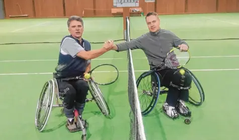  ?? Foto: Matthias Ziegfeld ?? Beim Rollstuhlt­ennis schöpft der ehemalige Fußballer Manfred Sing aus Wittisling­en (links) viel Kraft für sein Leben. Hier begrüßt er einen Spielpartn­er zum Duell in der Hal le.