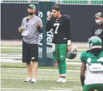  ?? TROY FLEECE ?? Saskatchew­an Roughrider­s quarterbac­k Cody Fajardo (7) speaks with offensive co-ordinator Jason Maas during training camp.