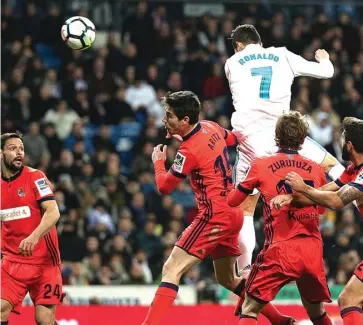  ?? SERGIO PEREZ/REUTERS ?? SEDANG GARANG: Aksi Cristiano Ronaldo saat membobol gawang Real Sociedad melalui sundulan di Santiago Bernabeu kemarin.