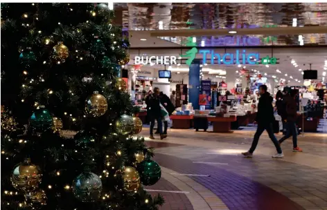  ?? FOTOS: JÜRGEN MOLL ?? Das Allee-Center war zwar nicht verwaist, aber der große Andrang am letzten Tag vor dem erneuten Lockdown herrschte nicht.