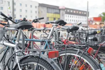  ?? FOTO: ANDREAS BRÜCKEN ?? Rund um den Ulmer Bahnhof gibt es ein Fahrradpro­blem.