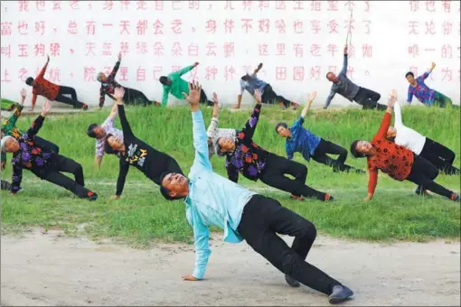  ??  ?? Lu Wenzhen, the first secretary of Yugouliang village, leads villagers to practice yoga.