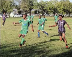  ?? Picture: UVIWE JARA ?? IN POSSESSION: Komani Veterans look to control the ball after they received a throw-in.