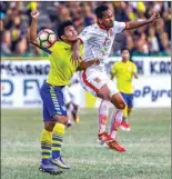  ?? DIPTA WAHYU/JAWA POS ?? BERAT: Pemain Persegres Ade Suhendra (kiri) berebut bola dengan Febri Setiadi Hamzah dari Borneo FC.
