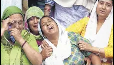  ?? SHYAM SHARMA/HT ?? Relatives of the bus accident victims mourn as the bodies are carried for a funeral at Khuwara village near Nurpur in Kangra district.