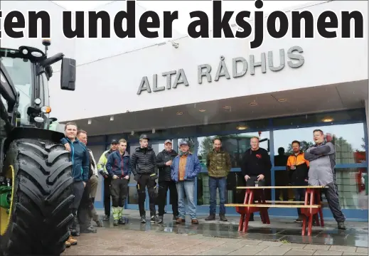  ??  ?? Både traktorer og bønder tok godt for seg av plass utenfor Alta rådhus tirsdag. (Foto: Dennis Bjerring)