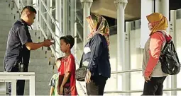  ?? MIFTAHULHA­YAT/JAWA POS ?? DEMAM ATAU TIDAK: Petugas memeriksa suhu tubuh warga di Stasiun LRT Velodrome, Jakarta Timur, untuk mengantisi­pasi wabah virus korona kemarin (3/3).