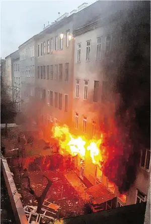  ?? BILD: SN/APA/PRIVAT ?? Ein Bild der Zerstörung bot sich den Helfern nach der Explosion am 26. Jänner 2017 in Wien-Hernals.