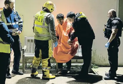  ?? Epn Kitwood / Getty ?? Un migrant ferit després de ser rescatat al canal i portat a Dungeness (Anglaterra) el 13 de novembre