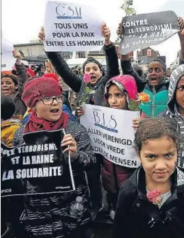  ?? JULIEN WARNAND / EFE ?? Niños del municipio bruselense de Molenbeek, ayer en la marcha