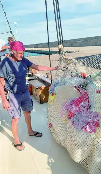  ??  ?? Un miembro del Toftevaag, un antiguo barco pesquero que ahora recoge plásticos y otros residuos marinos en el Mar Mediterrán­eo