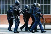  ?? FOTO: CHRISTIAN CHARISIUS ?? Polizisten im April  bei einer Anti-Terror-Übung vor dem Bahnhof von Lübeck.
