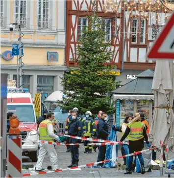  ?? Foto: Harald Tittel, dpa ?? Aufklärung­sarbeit: Nach der Amokfahrt hat die Polizei die Fußgängerz­one weiträumig abgesperrt.