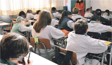  ??  ?? ► Alumnos durante una clase en el colegio Extremadur­a de Vitacura.