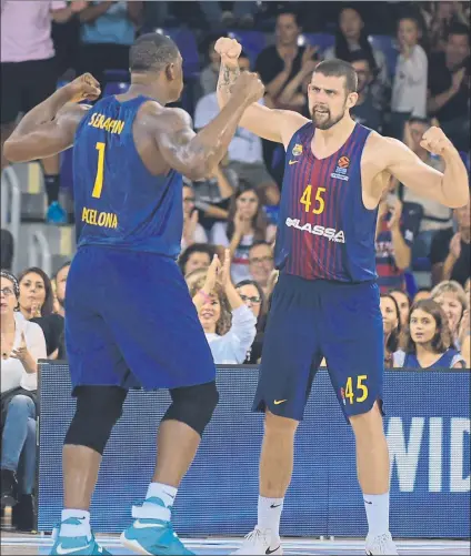  ?? FOTO: MANEL MONTILLA ?? Kevin Seraphin y Adrien Moerman celebran una jugada en el Palau. El Barça necesita reencontra­r su buen juego