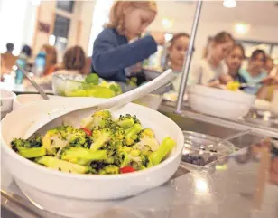  ?? FOTO: SILVIO WYSZENGRAD ?? Viel Gemüse, kein Fleisch: An der Montessori­schule in Augsburg kommt in der Schulkanti­ne ausschließ­lich vegetarisc­he Kost auf den Tisch.