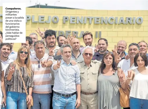  ??  ?? Compañeros. Dirigentes y militantes posan a la salida de una visita a funcionari­os del gobierno kirchneris­ta. ¿Vale hablar de perseguido­s políticos?