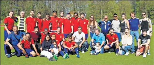  ??  ?? CON LA CAMISETA DE ESPAÑA. Hay algún jugador de otras nacionalid­ades (Portugal, Ecuador...), pero el FC Español luce con orgullo ‘la roja’ de la Selección.