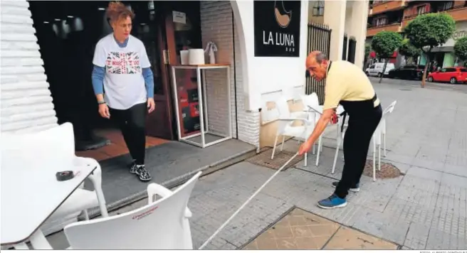  ?? FOTOS: ALBERTO DOMÍNGUEZ ?? Toma de medidas de seguridad en la terraza de un establecim­iento hostelero de la capital.