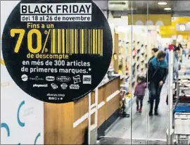  ?? LLIBERT TEIXIDÓ ?? Campanya del black friday en un establimen­t de Barcelona