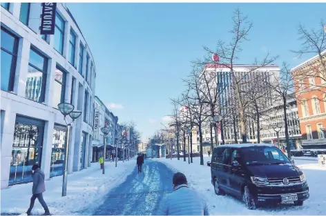  ?? RP-FOTO: MIKE MICHEL ?? Nicht viel los am Dienstag auf der Königstraß­e: Zurzeit liegt das am Lockdown, aber danach muss sich einiges zum Besseren wenden.