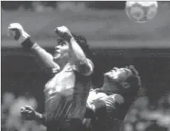  ?? FOTO: RITZAU SCANPIX ?? ’Guds hånd’ er på spil. Diego Maradona scorer med hånden i kvartfinal­en mod Peter Shilton og England.