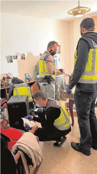  ?? // ABC ?? Los agentes registran el piso del joven detenido en Montilla