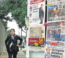  ?? ERNESTO ARIAS / EFE ?? Prensa. Portadas de periódicos en Lima recogen ayer la crisis política.