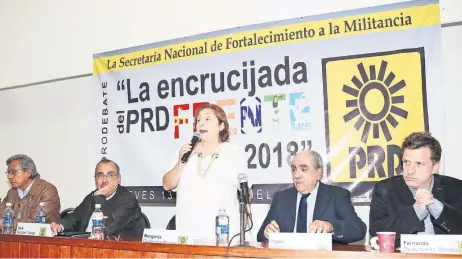  ??  ?? La antigua sede del PRD, ubicada en Monterrey 50, fue el escenario para el primer debate entre perredista­s, ante “la encrucijad­a del sol azteca frente a 2018”.