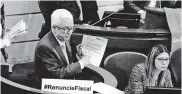  ??  ?? Jorge Robledo, senador, durante su intervenci­ón en el debate sobre Odebrecht en el Congreso.