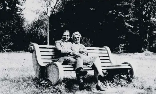  ?? PAUL POPPER/POPPERFOTO / GETTY ?? El espía satisfecho George Blake, junto a su madre en Rusia en 1967. Abajo, en una imagen tomada en su dacha de Kratovo en el 2012