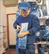  ?? AP PHOTO ?? An instructor demonstrat­ed a folding technique for designing indigo dyed fabric at Wanariya workshop in Tokyo.