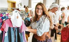  ?? ?? Neu-Markt Walderin Melanie Forster fand in der großen Auswahl an historisch­er Kleidung eine Rock-Blusen-Kombinatio­n, die wie für sie gemacht war. Wer den Basar verpasst hat, hat Anfang Juni nochmals eine Chance.
