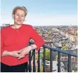  ?? FOTO: DPA ?? Franziska Giffey (SPD) 2015 als neue Bezirksbür­germeister­in auf dem Turm des Neuköllner Rathauses.
