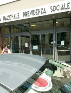  ??  ?? Controlli Un’auto della Guardia di finanza ieri mattina davanti alla sede provincial­e dell’Inps di Verona