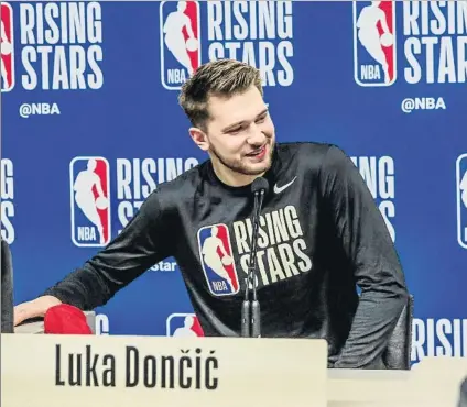  ?? FENOTO: EFE ?? Luka Doncic, en una rueda de prensa con los medios de comunicaci­ón en el pasado All Star Weekend de Chicago