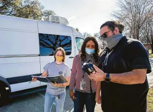  ?? Marie D. De Jesús / Staff photograph­er ?? Environmen­tal investigat­ors Natalie Izral, Uchechi Nwaiwu and Sam Cortez conduct handheld air-monitoring surveys in the Manchester community of Houston.