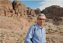  ?? ?? El exquímico jordano Tala Akasheh, que ha dedicado su vida a preservar Petra y, arriba, el mausoleo de
Al-Khazneh a 40 metros de altura, erosionado por la humedad y el turismo.