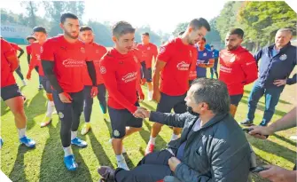  ?? ?? El Maestro Galindo fue recibido con respeto por los jugadores rojiblanco­s.