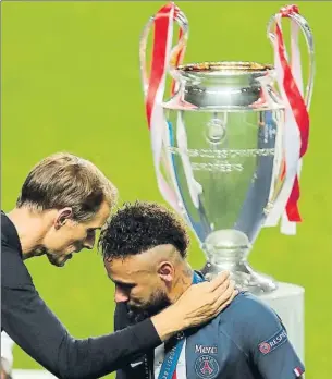  ?? FOTO: EFE ?? Tuchel, consolando a Neymar tras la derrota en la final de la Champions