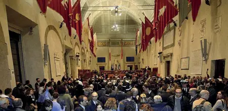  ??  ?? L’Aula La sala del consiglio comunale con in fondo la statua di Giulio Cesare