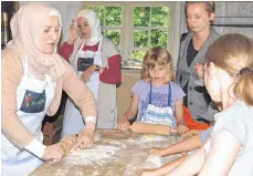  ?? FOTO: MUSEUM ?? Türkische Frauen laden Kinder zum Spezialitä­tenkochen ein.