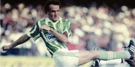  ?? Antônio Gaudério - 20.dez.92/Folhapress ?? Meia-atacante nos tempos de jogador, Cuca vestiu a camisa do seu time do coração em 1992