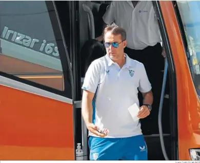  ?? JUAN CARLOS MUÑOZ ?? Julen Lopetegui llega al aeropuerto de Sevilla antes del desplazami­ento sevillista hasta Pamplona.